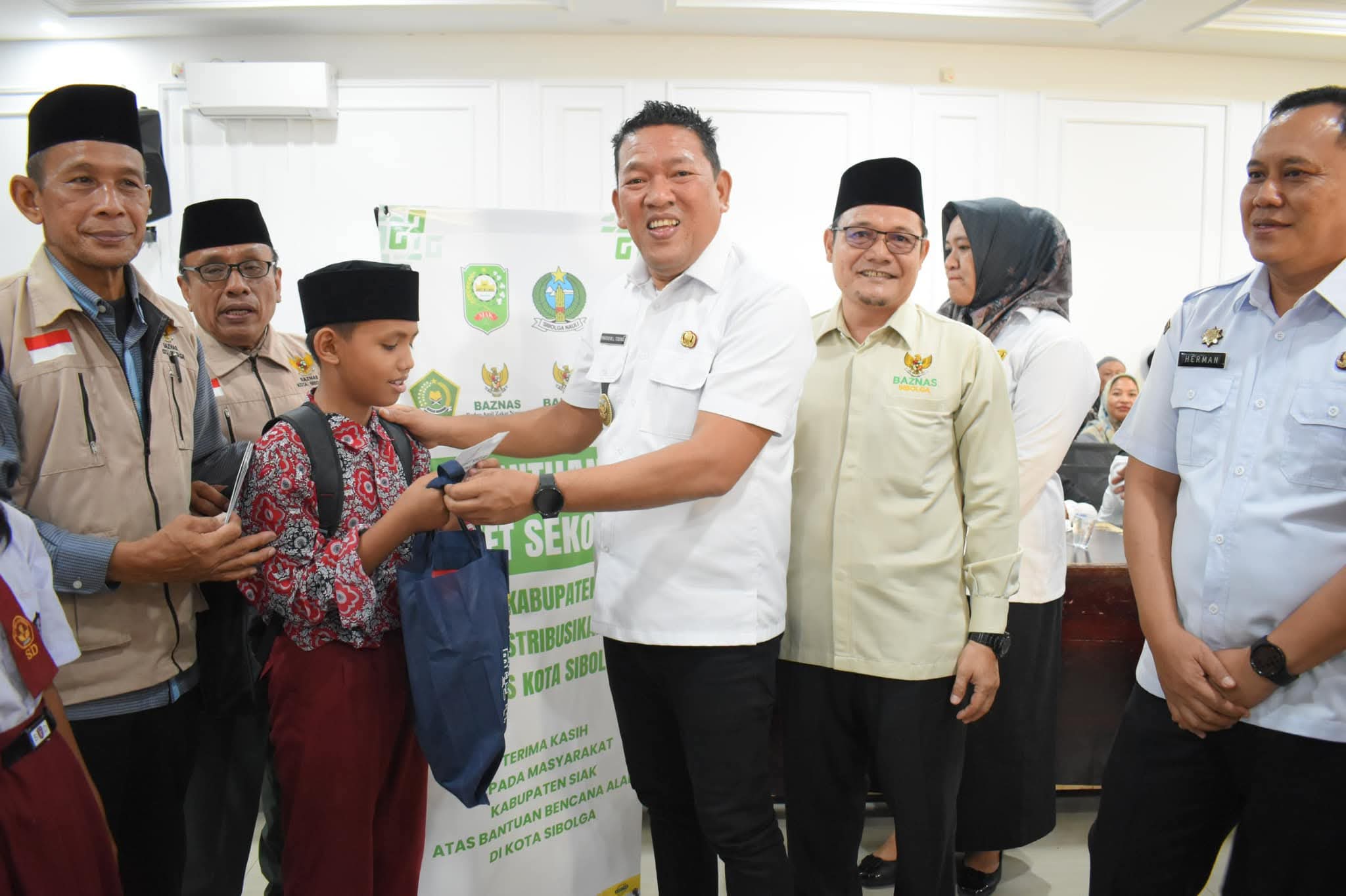 Pemko Sibolga dan Baznas Beri Bantuan ke Siswa Terdampak Bencana serta Mesjid se-Kota Sibolga