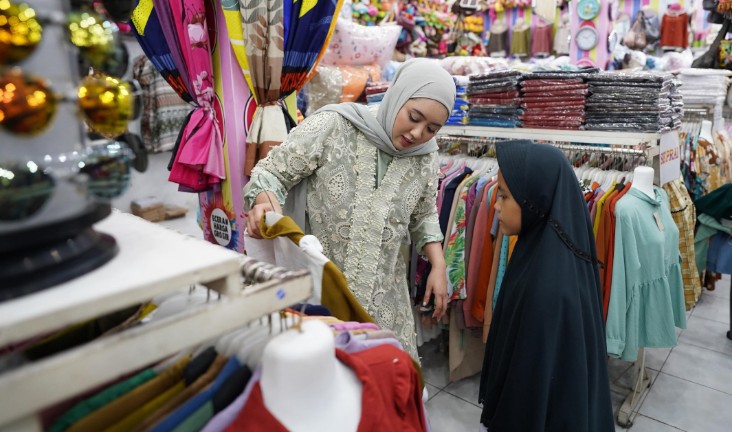 Hangatnya Ramadan, Cindy Monica Ajak Anak Panti Pilih Baju Lebaran Sendiri