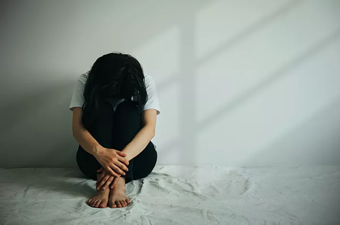 Lepas Sepatu dan Tas, Wanita Diduga Coba Bunuh Diri di Depan Istana