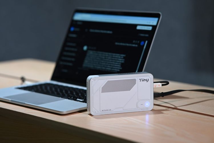 AI Pocket Lab, Superkomputer Mini Seukuran Powerbank dengan Kemampuan Setara PhD