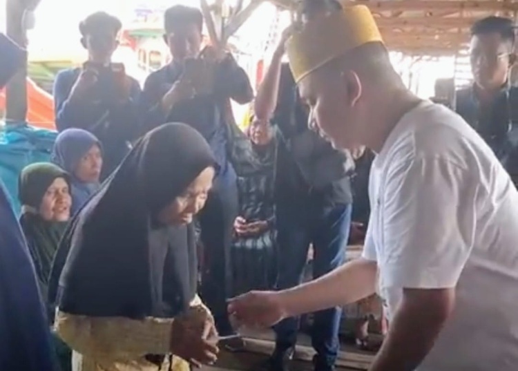 Bakhtiar Ahmad Sibarani Bagikan Zakat kepada 500 Warga Sibolga