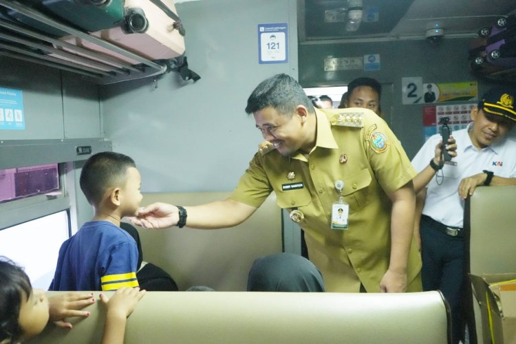 Mudik Gratis 2026 Dimulai, Bobby Nasution Berangkatkan Penumpang Kereta dari Medan