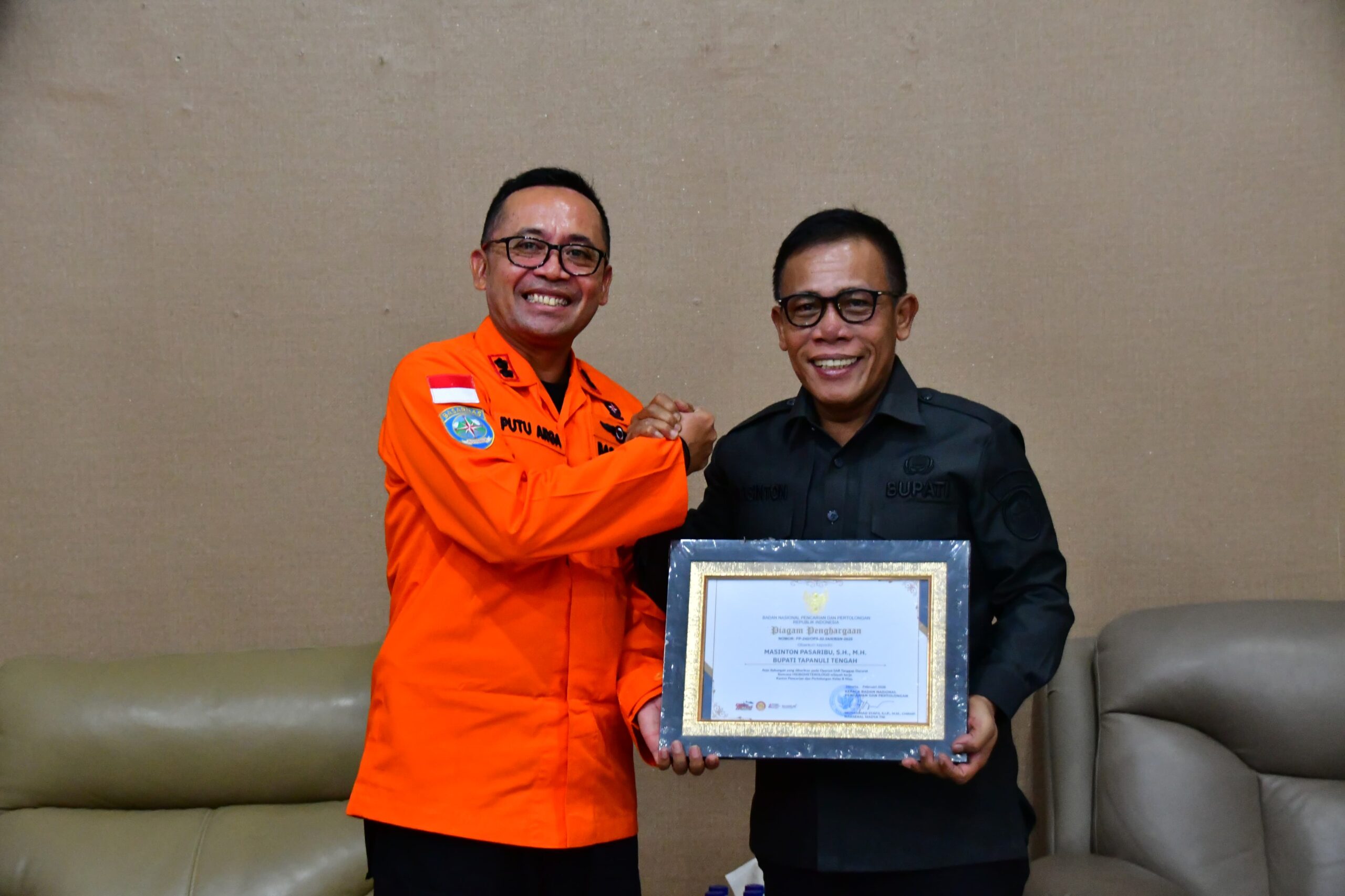 Dinilai Aktif dalam Penanganan Bencana, Bupati Tapteng Diganjar Penghargaan Basarnas