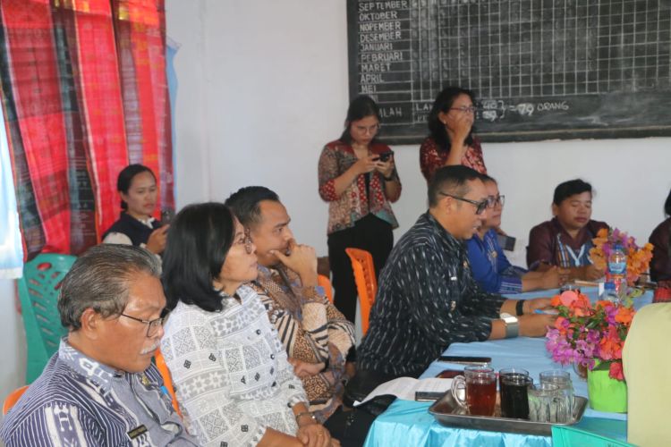Bupati Taput Evaluasi Internet Satelit Bakti Komdigi di Sekolah