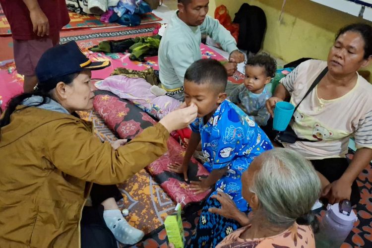 Dinkes Tapteng Kerahkan Tenaga Medis Layani Pengungsi Banjir Susulan di Tukka