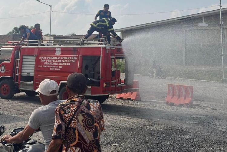 Disdamkarmat Pematangsiantar Rutin Semprot Outer Ring Road untuk Kurangi Debu