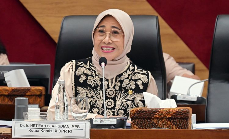 Lindungi Anak di Dunia Digital, Ketua Komisi X DPR RI Dukung Peraturan Menteri Komdigi