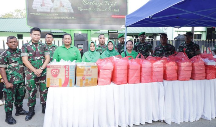 Hari ke-15 Ramadhan, Kodim 0208/Asahan dan Persit Turun ke Jalan, Bagi Takjil untuk Warga