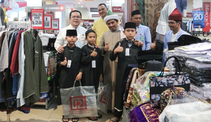 Wali Kota Siantar Santuni 103 Anak Yatim dengan Berbelanja Baju Lebaran