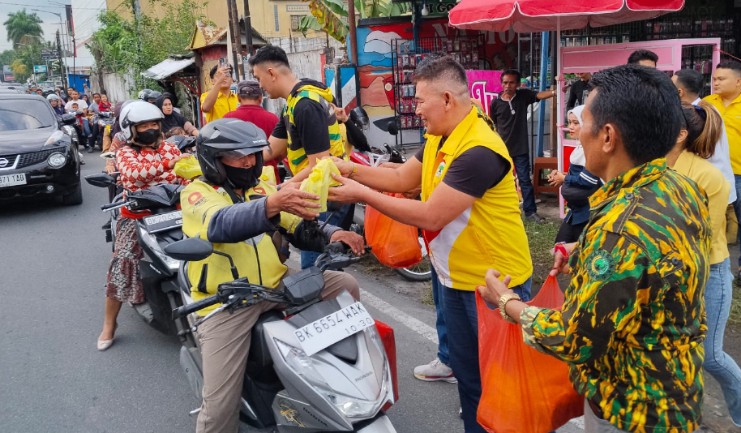 Bersama Ketua DPD Golkar Siantar, AMPG Bagi-bagi Takjil di Ade Irma
