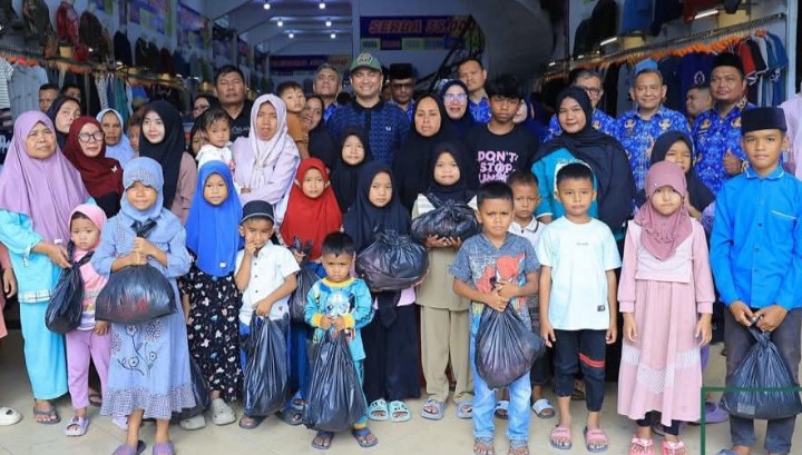 Pemkab Labura Berbagi, Anak Yatim Bebas Pilih Baju Lebaran Impian