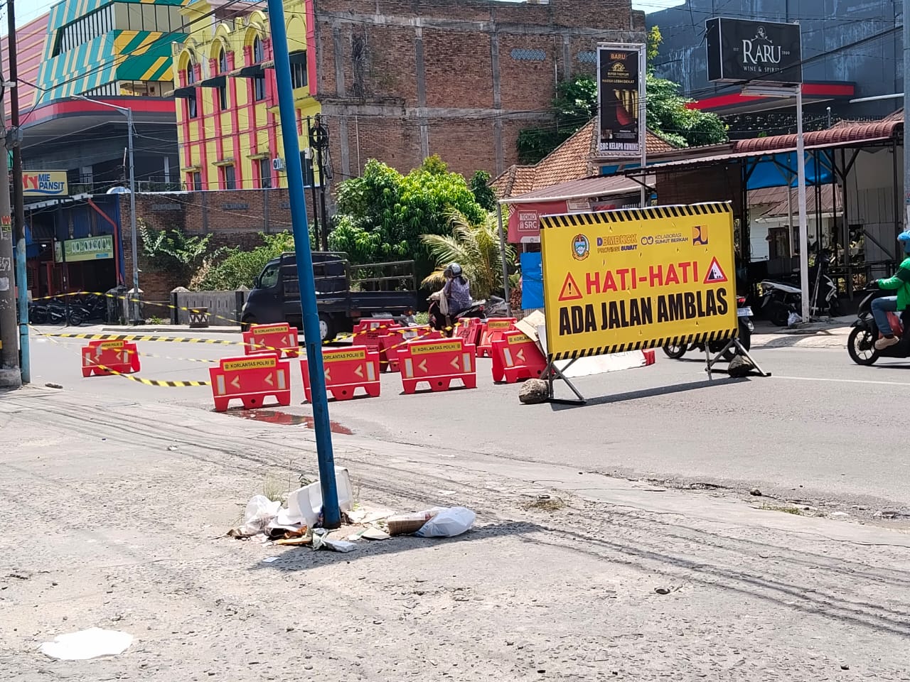 Jalan Gereja Pematangsiantar Ambles, Pengendara Diminta Waspada Saat Melintas