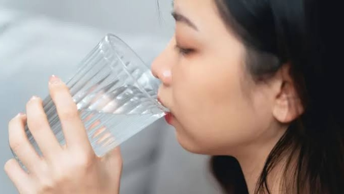 Minum Air Putih Tiap 2 Jam Cegah Risiko Batu Ginjal