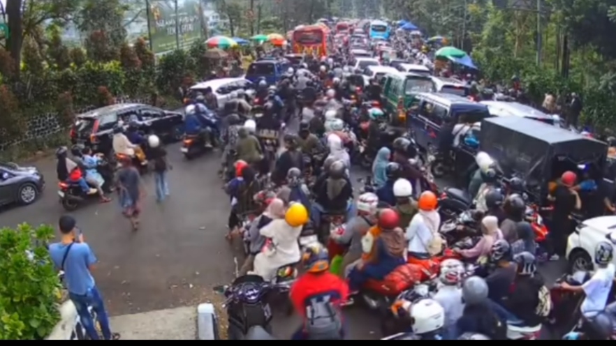 Antrean Kendaraan Mengular Belasan Kilometer, Jalur Menuju Puncak Ditutup Sementara