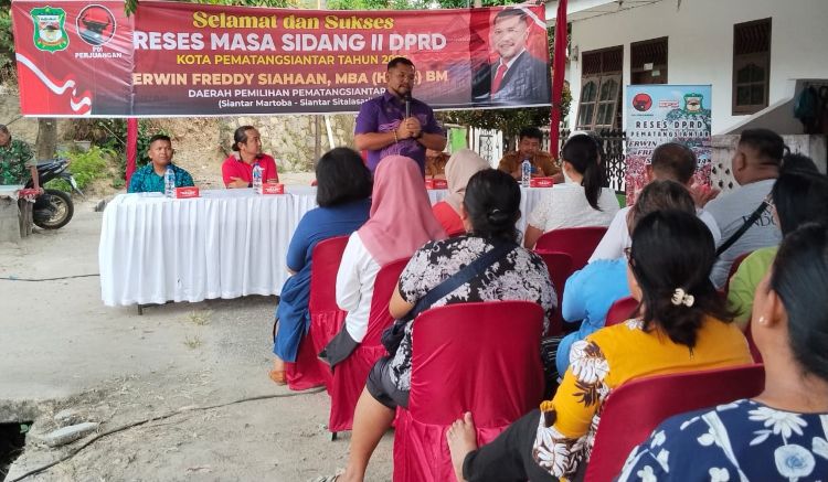Ratusan Warga Siantar Sitalasari Curhat Soal Bansos ke Anggota DPRD Erwin Siahaan
