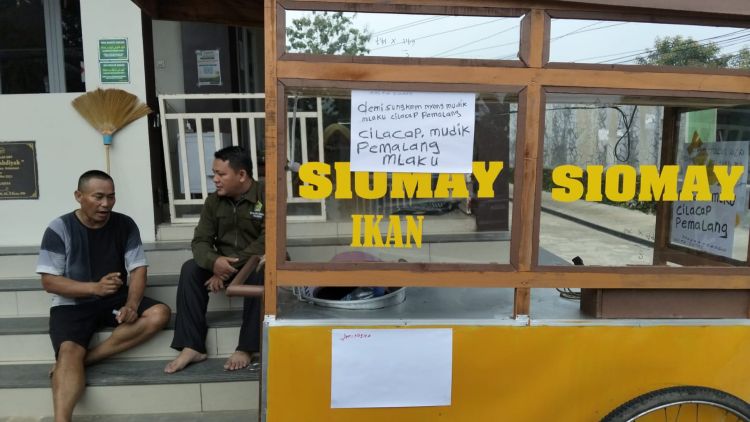 Mudik Jalan Kaki Sambil Mendorong Gerobak Siomay, Masjid pun Jadi Oase