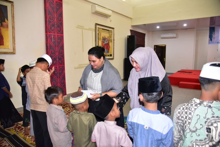Ketua TP PKK Tapteng Santuni Anak Yatim di Momentum Ramadhan 2026
