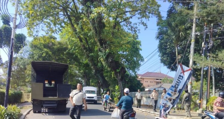 Satpol PP Pematangsiantar Tertibkan Spanduk dan Reklame Tanpa Izin di Sejumlah Jalan