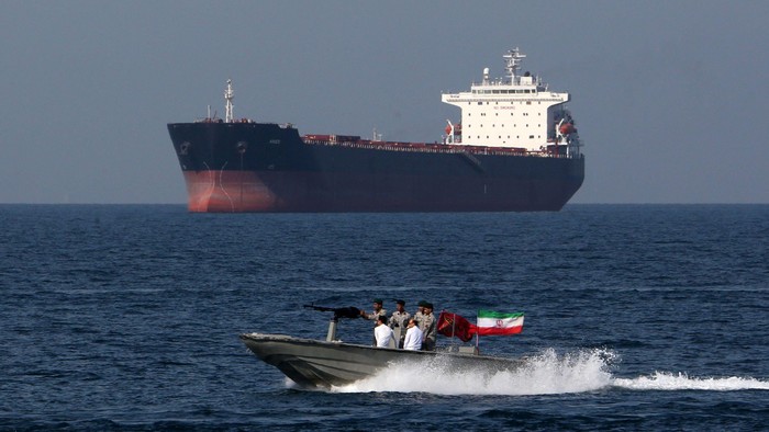 Iran Terapkan Blokade Selat Hormuz, Ribuan Kapal Tertahan dan Wacana Biaya Transit Muncul