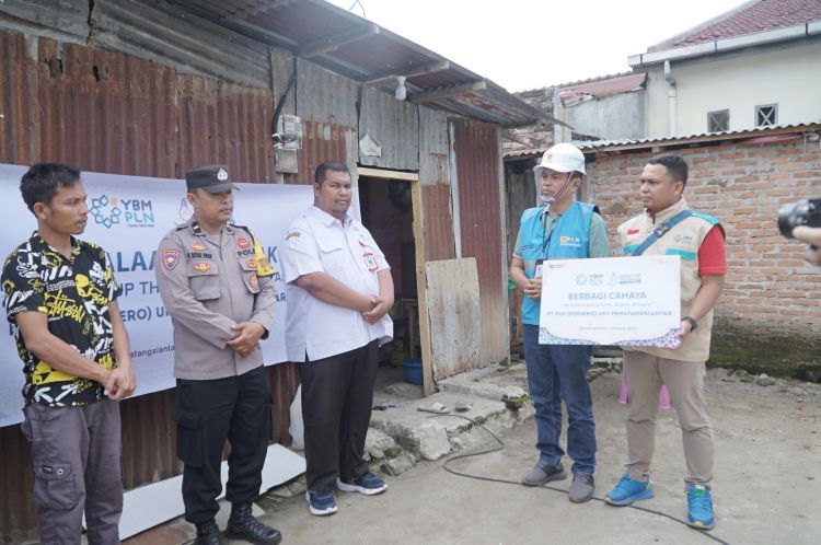 PLN UP3 Pematangsiantar Salurkan Listrik Gratis untuk 10 Warga di Ramadhan 1447 H