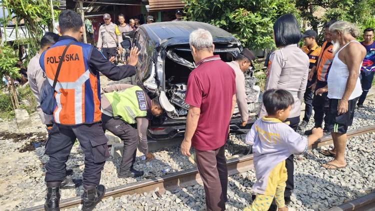 Mobil Xpander Tertabrak Kereta Api di Tapian Dolok, Dua Wanita Luka