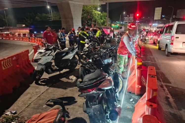 Truk Rem Blong Tabrak 8 Motor di Exit Tol Bawen, 8 Orang Luka
