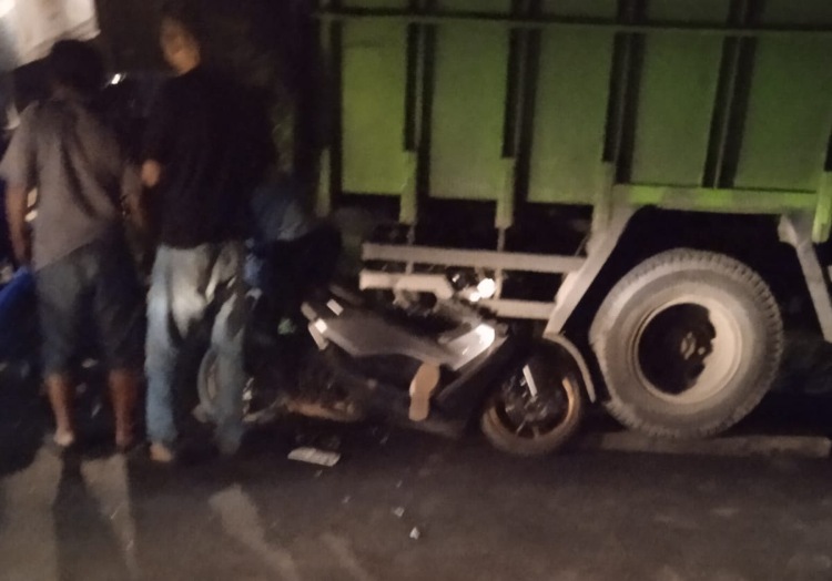 Motor N-Max Tabrak Truk di Tapian Dolok Simalungun, Pengendara Dilarikan ke Rumah Sakit