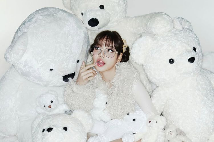 Lisa BLACKPINK Ultah ke-29, Gaya Pantai Bak Mermaid Jadi Sorotan