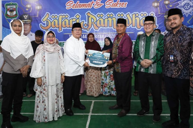 Wesly Silalahi Serahkan Hibah Rp50 Juta ke Masjid Taqwa Saat Safari Ramadhan Pemko Pematangsiantar
