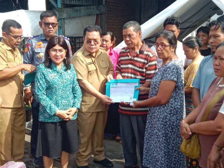 Kebakaran Siopat Suhu, Wesly Silalahi Serahkan Bantuan ke Warga