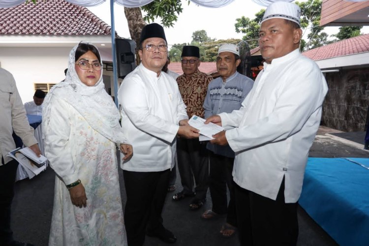 Wesly Silalahi Salurkan Tali Asih di Program Ramadhan Berbagi Perumda Tirtauli