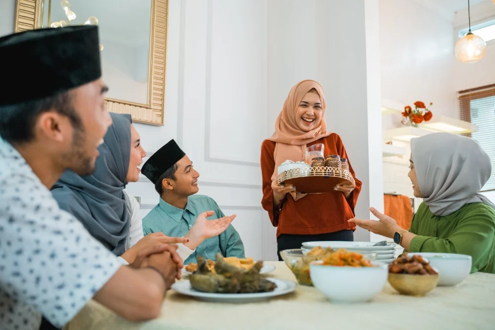 Tips Berbuka Puasa Sehat: Hindari Makan Terlalu Banyak Sekaligus