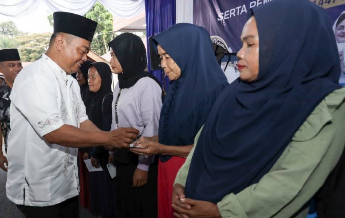 Inisiasi Perumda Tirta Uli, Wali Kota Siantar Serahkan Santunan