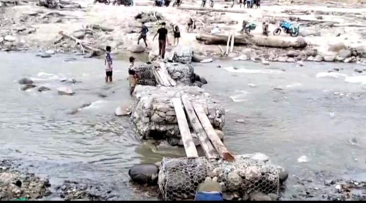 Warga Gotong Royong Bangun Jembatan Darurat di Desa Sibio-bio Tapteng Pascabanjir