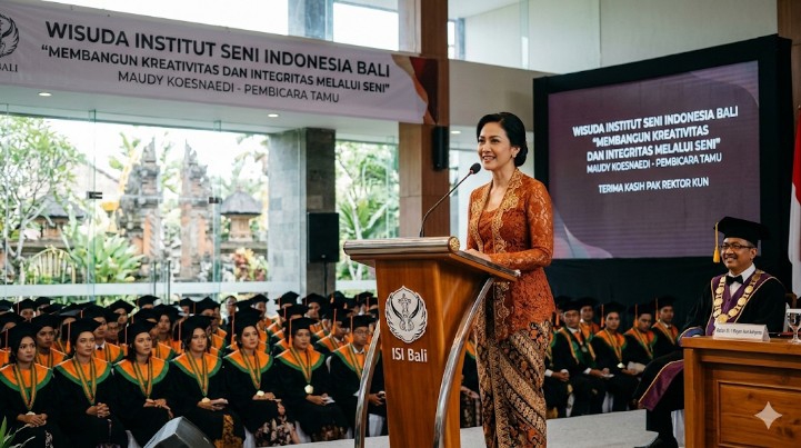 Maudy Koesnaedi Berbagi Inspirasi di Podium Wisuda ISI