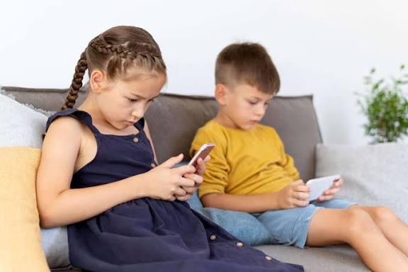 Orangtua Dukung Pembatasan Akun Media Sosial untuk Anak, Komdigi Menuai Respon Positif dan Kekhawatiran Baru