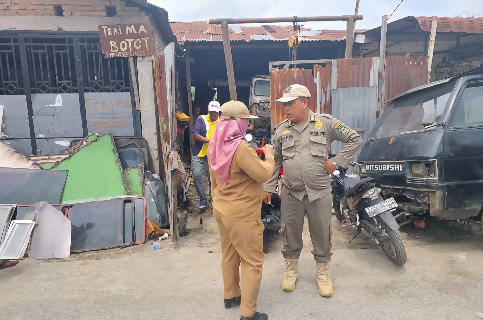 Makan Bahu Jalan, Bengkel Botot di Pondok Sayur Ditertibkan
