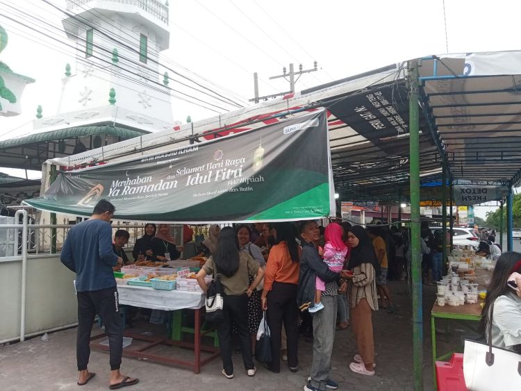 Takjil Murah di Depan Masjid Ilham Pematangsiantar Diserbu Warga