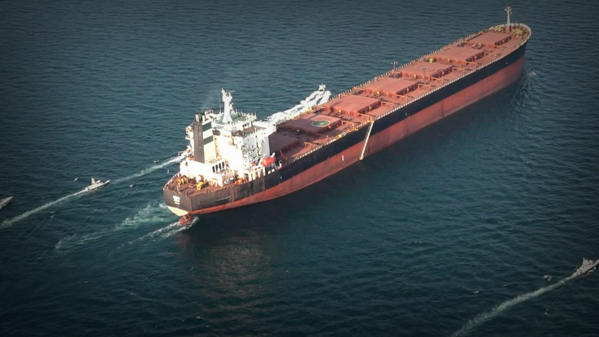 Iran Tetap Kirim Jutaan Barel Minyak Lewat Selat Hormuz