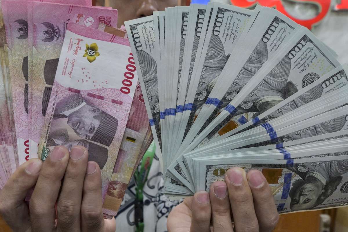 Rupiah Tertekan ke Rp17.300 per Dolar AS, Dipicu Lonjakan Harga Minyak dan Ketegangan Global