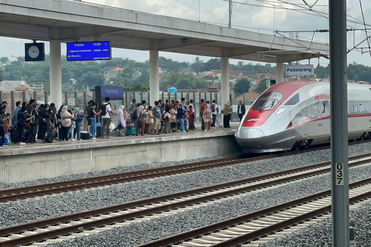 Viral! Aksi Penumpang Menahan Pintu Whoosh Picu Keterlambatan Kereta Cepat