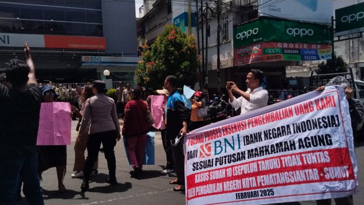 Korban Dugaan Penipuan BNI Siantar Demo, Tuntut Rp4,2 Miliar, Jalan Merdeka Lumpuh