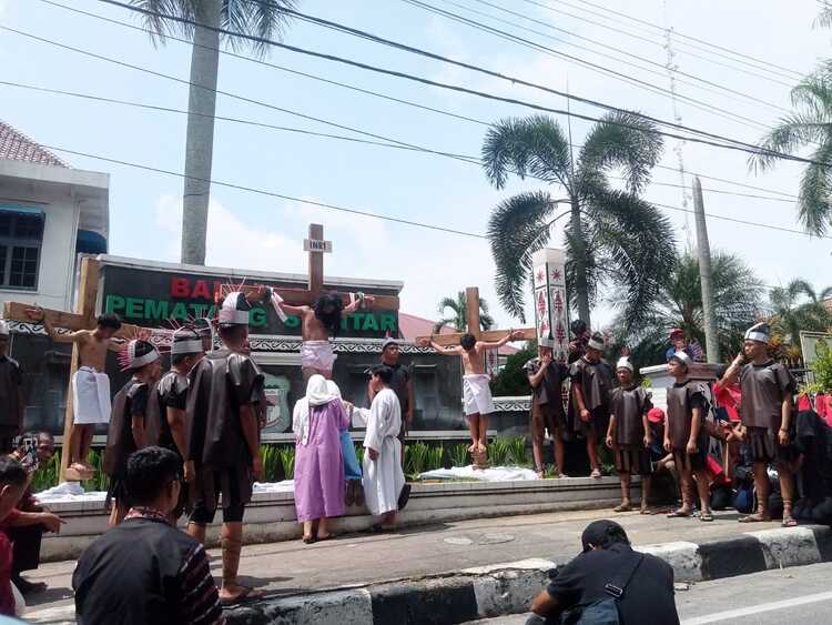 Momen Mengharukan! Ribuan Umat Katolik Ikuti Jalan Salib di Pematangsiantar
