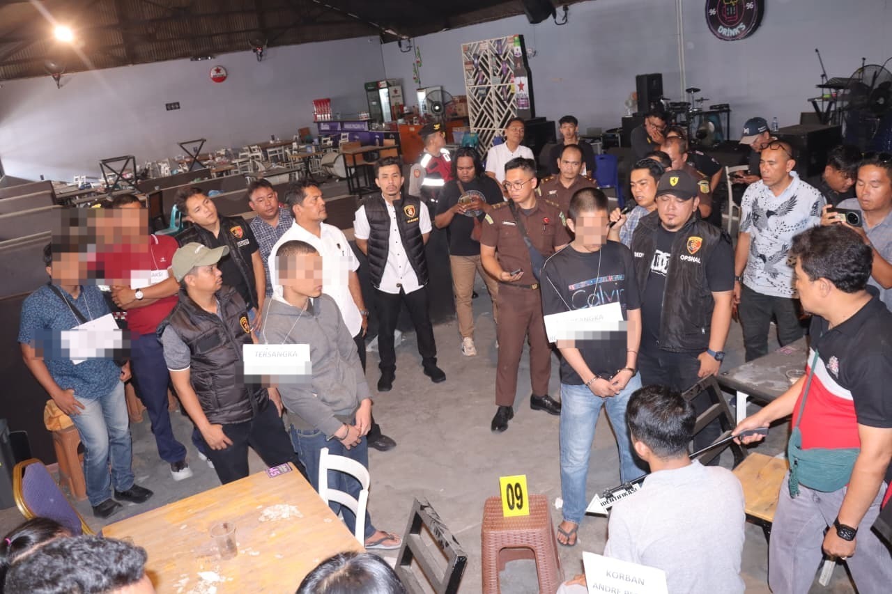 Reka Ulang Pembunuhan di Kafe Lotta Siantar, 2 Tersangka Peragakan 10 Adegan