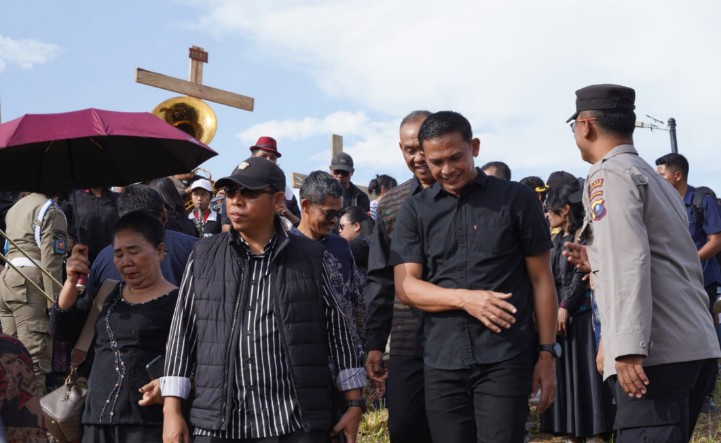 Jumat Agung, Bupati Taput Hadiri Jalan Salib di Siatas Barita