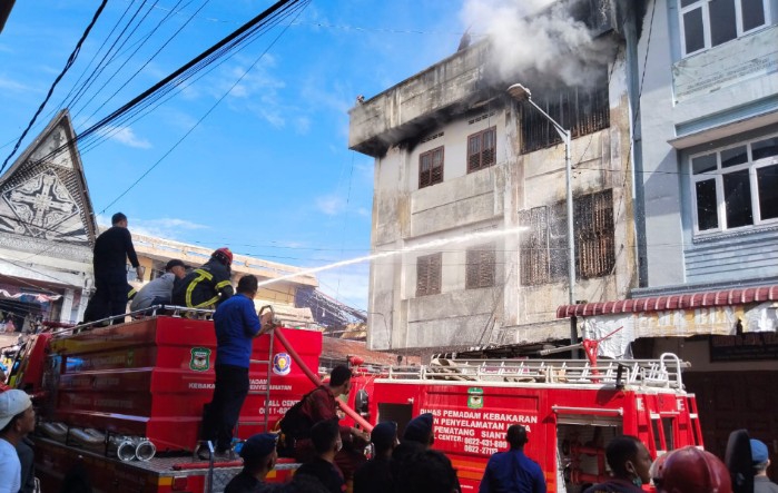Grosir Sepatu di Siantar Terbakar, 10 Unit Armada Dikerahkan, Kerugian Capai Rp1 Miliar