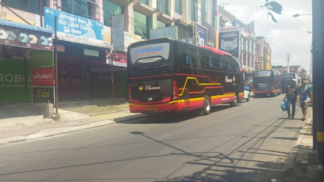 Bus Kembali Menjamur di Jalan Pattimura, Dishub Pematangsiantar Didesak Bertindak Tegas