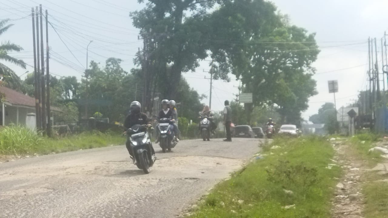 Rusaknya Jalan Asahan Dimanfaatkan Oknum untuk Kutipan Liar