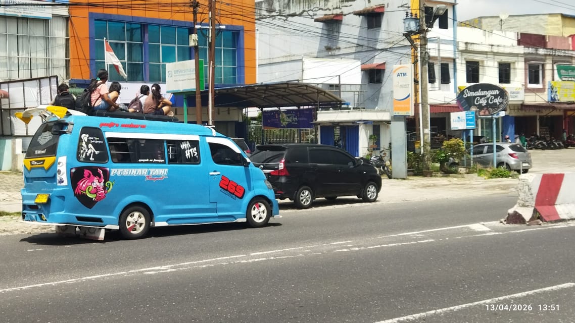 Warga Simalungun Geram, Empat Siswi Diangkut di Atap Kendaraan