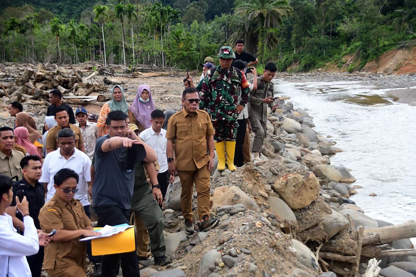 Gubsu dan Bupati Tapteng Tinjau Progres Pembangunan Tanggul Sungai Badiri dan Aek Pintu Bosi